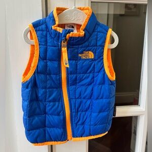The North Face Baby Boys ThermoBall Blue and Orange Puffer Vest 6-12 Months